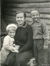 Элеонора Зубкова-Писаржевская с детьми, вдова И.Г. Зубкова, 1946 год.